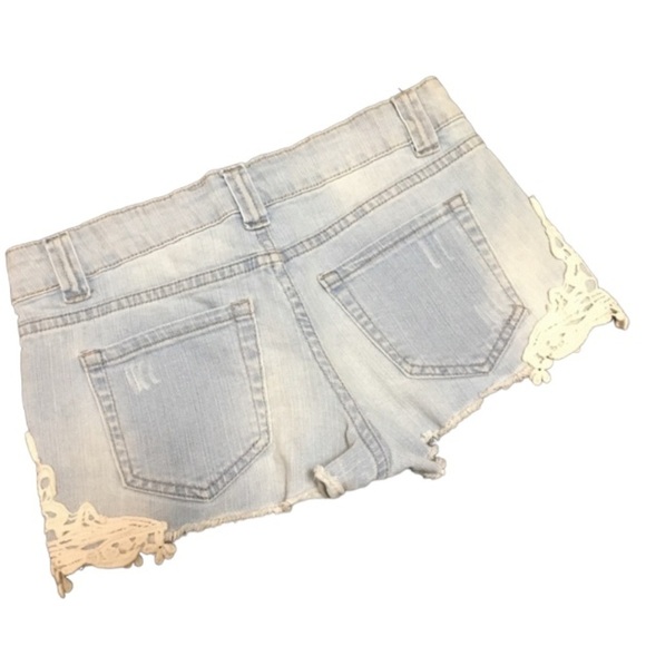 Size 2 Forever 21 Distressed Denim Shorts With Crochet Detail - Picture 2 of 3